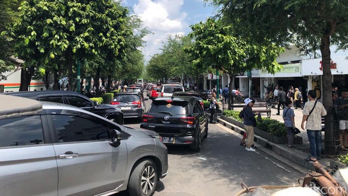 Arus lalu lintas di jalan menuju Malioboro, Jogja, Minggu (14/4/2024).