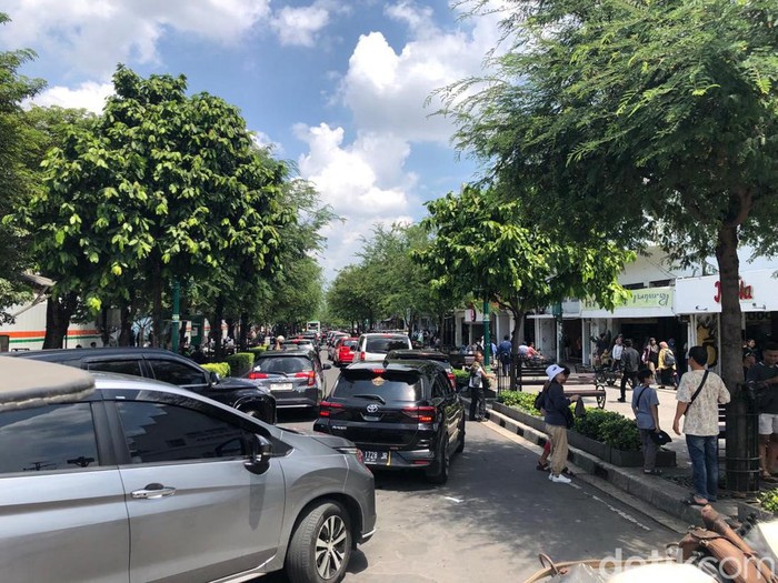 Arus lalu lintas di jalan menuju Malioboro, Jogja, Minggu (14/4/2024).