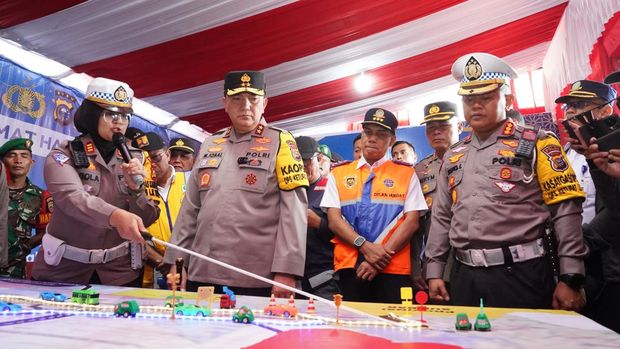 Kapolda dan Dirlantas mengecek pos pelayanan di ruas Tol Pekbang