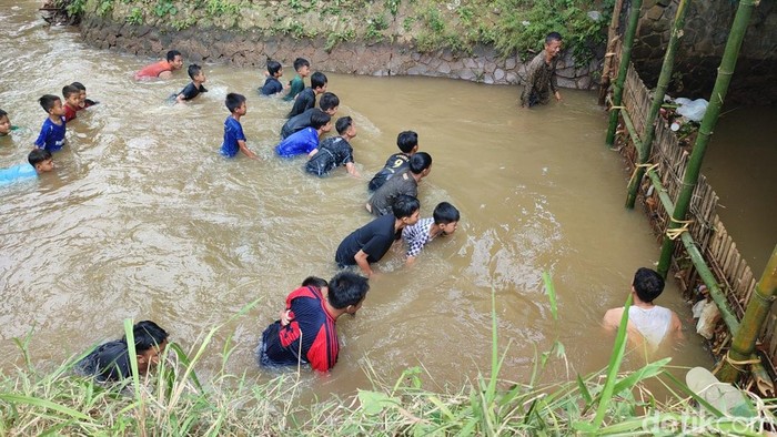 Asyiknya warga Ciamis ikut Tradisi Ngobeng, adu ketangkasan menangkap ikan pakai tangan kosong