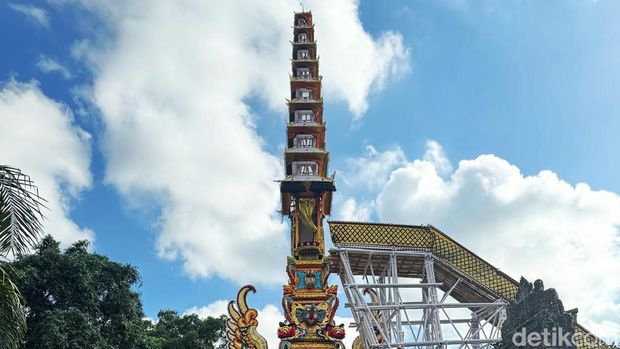 Bade setinggi 25 meter dalam prosesi pelebon Puri Agung Ubud untuk almarhum Tjokorda Bagus Santaka, Minggu (14/4/2024). (I Putu Budikrista Artawan/detikBali)
