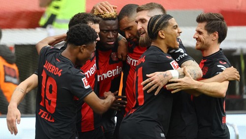 Soccer Football - Bundesliga - Bayer Leverkusen v Werder Bremen - BayArena, Leverkusen, Germany - April 14, 2024 Bayer Leverkusens Victor Boniface celebrates scoring their first goal with teammates REUTERS/Kai Pfaffenbach DFL REGULATIONS PROHIBIT ANY USE OF PHOTOGRAPHS AS IMAGE SEQUENCES AND/OR QUASI-VIDEO.