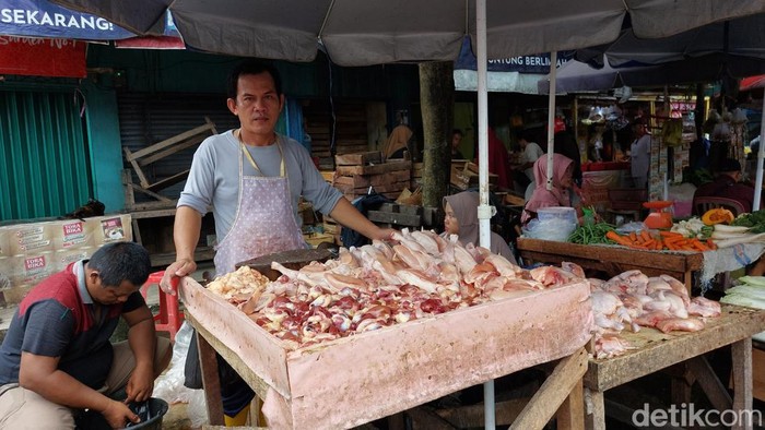 Beberapa hari setelah Lebaran 2024, harga bahan pangan di Pasar 10 Ulu Palembang berangsur turun