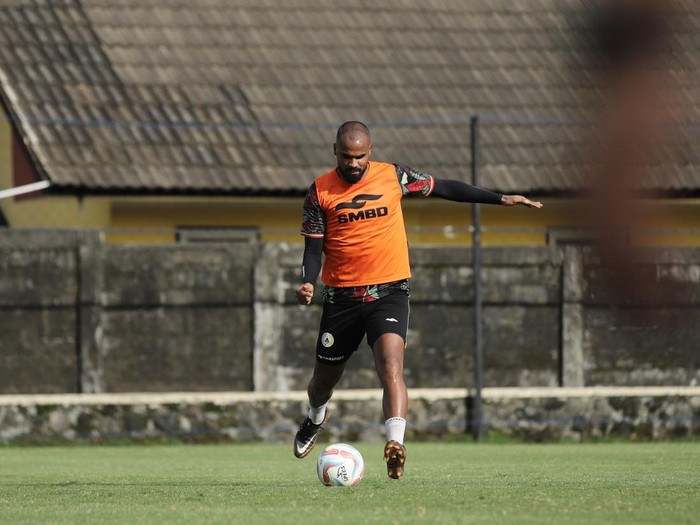 Bek asing PSS Sleman, Thales Lira, saat sesi latihan. Diunggah Minggu (14/4/2024).