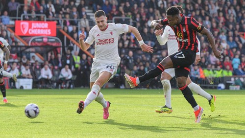 BOURNEMOUTH, ENGLAND - APRIL 13:  Bournemouths Luis Sinisterra (right) takes a shot at goal during the Premier League match between AFC Bournemouth and Manchester United at Vitality Stadium on April 13, 2024 in Bournemouth, England.(Photo by David Horton - CameraSport via Getty Images)