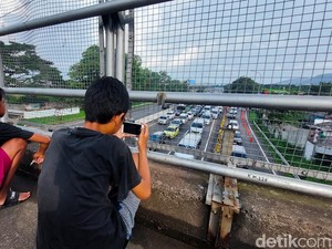 Kala Bus Mania Cilik Cimahi Berburu Foto di Tengah Macetnya Arus Balik