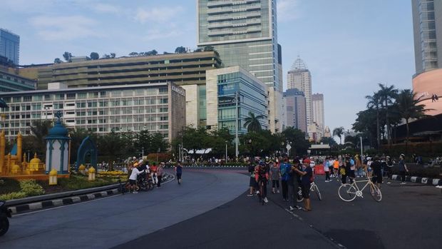 Hari bebas kendaraan bermotor atau cara free day (CFD) masih ditiadakan di DKI Jakarta, Minggu (14/4/2023). Namun, sejumlah warga masih terlihat meramaikan kawasan Bundaran Hotel Indonesia (HI), Jakarta Pusat.