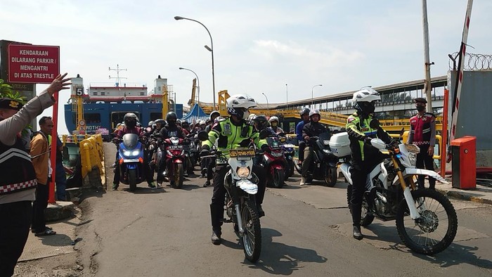 Dua personel Ditlantas Polda Banten mengawal pemudik yang menggunakan sepeda motor hingga perbatasan Banten-Jakarta saat arus balik mudik Lebaran 2024, Minggu (14/4/2024).