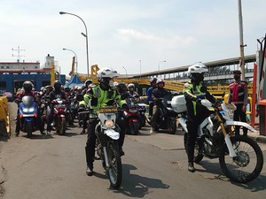 Pemudik Pakai Motor dari Merak Dikawal Polisi hingga Perbatasan Banten-DKI