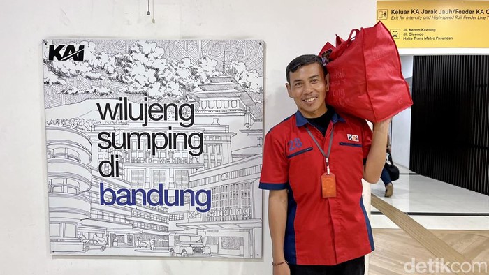Dudung, porter Stasiun Bandung yang sudah 15 tahun mengabdi.