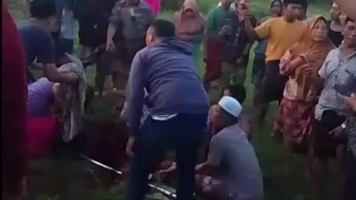 Evakuasi pria yang ditemukan bersimbah darah di Sampang