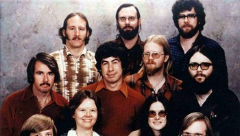 Staf Microsoft, 1978. Bisa menebak yang mana Bill Gates? Foto: Boredpanda