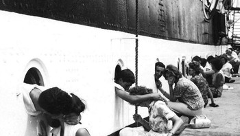 Pada tahun 1963, Para Istri Mengucapkan Selamat Tinggal Kepada Orang Yang Mereka Cintai Di Angkatan Laut Foto: Boredpanda