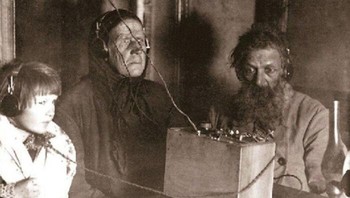 Petani Soviet Mendengarkan Radio Untuk Pertama Kalinya, 1928 Foto: Boredpanda