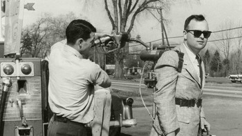 Seorang Sales Marketing Mengisi Bahan Bakar Sepatu Roda Bermotornya. Connecticut, 1961 Foto: Boredpanda