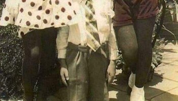 Kostum Mickey Dan Minnie Mouse, tahun 1930-an. Berani foto bareng? Foto: Boredpanda