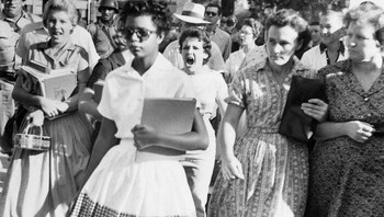Elizabeth Eckford Mengabaikan Olokan Siswa Di Hari Pertamanya di Sekolah Menengah Little Rock, 1957 Foto: Boredpanda