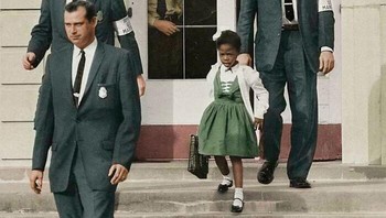Ruby Bridges, Orang Afrika-Amerika Pertama yang Bersekolah di Sekolah Dasar Kulit Putih di Deep South, 1960 Foto: Boredpanda