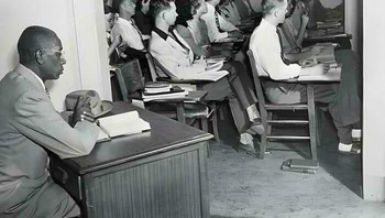 George Mclaurin, Orang Kulit Hitam Pertama Yang Diterima Di Universitas Oklahoma Pada Tahun 1948, Dipaksa Duduk Di Sudut Jauh Dari Teman-Teman Sekelasnya Foto: Boredpanda
