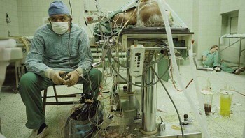 Setelah Transplantasi Jantung 23 Jam (Berhasil), Dr. Religa Mengawasi Tanda-tanda Vital Pasiennya. Di Sudut, Asistennya Sedang Tidur, 1987 Foto: Boredpanda
