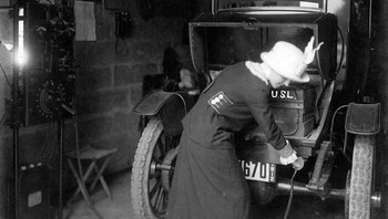 Foto Tahun 1912 Menunjukkan Seorang Wanita Menancapkan Mobil Listriknya Foto: Boredpanda