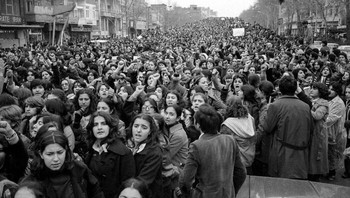 100.000 Wanita Iran Berpawai Melawan Hukum Hijab, Teheran, 1979 Foto: Boredpanda
