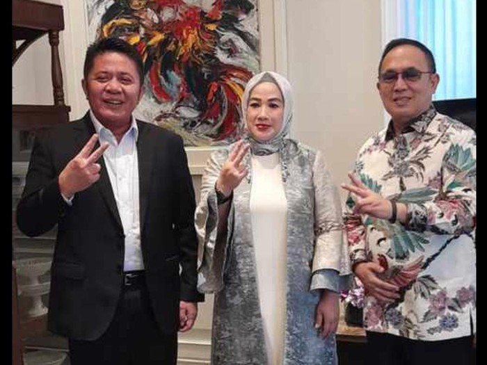 Herman Deru-Eddy Santana Putra pose 2 jari saat silaturahmi Lebaran