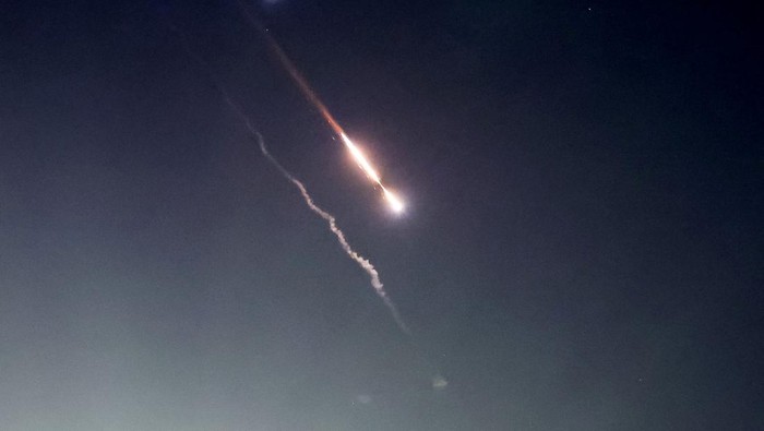 Objects are seen in the sky above Jerusalem after Iran launched drones and missiles towards Israel, in Jerusalem April 14, 2024. REUTERS/Ronen Zvulun      TPX IMAGES OF THE DAY