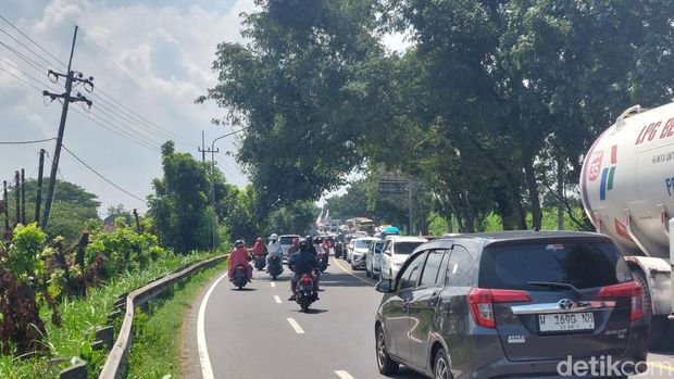 Jalur arteri Bandar Kedungmulyo Jombang ramai lancar