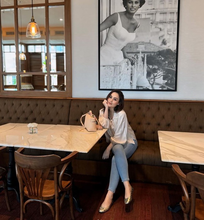 Sebelumnya pada tahun 2023 Jennifer diketahui sempat menjalani operasi bariatrik atau potong lambung. Setelah operasi tersebut tubuhnya pun terlihat semakin langsing. Foto: Instagram/@jeje_haris89