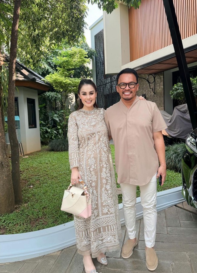 Merayakan Idul Fitri 2024 bersama sang suami, wanita yang akrab disapa Jedun itu tampil kompak mengenakan busana berwarna coklat. Di media sosialnya Jedun juga kerap membagikan momen mesranya bersama Faisal. Foto: Instagram/@jeje_haris89