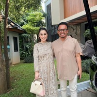 Merayakan Idul Fitri 2024 bersama sang suami, wanita yang akrab disapa Jedun itu tampil kompak mengenakan busana berwarna coklat. Di media sosialnya Jedun juga kerap membagikan momen mesranya bersama Faisal. Foto: Instagram/@jeje_haris89