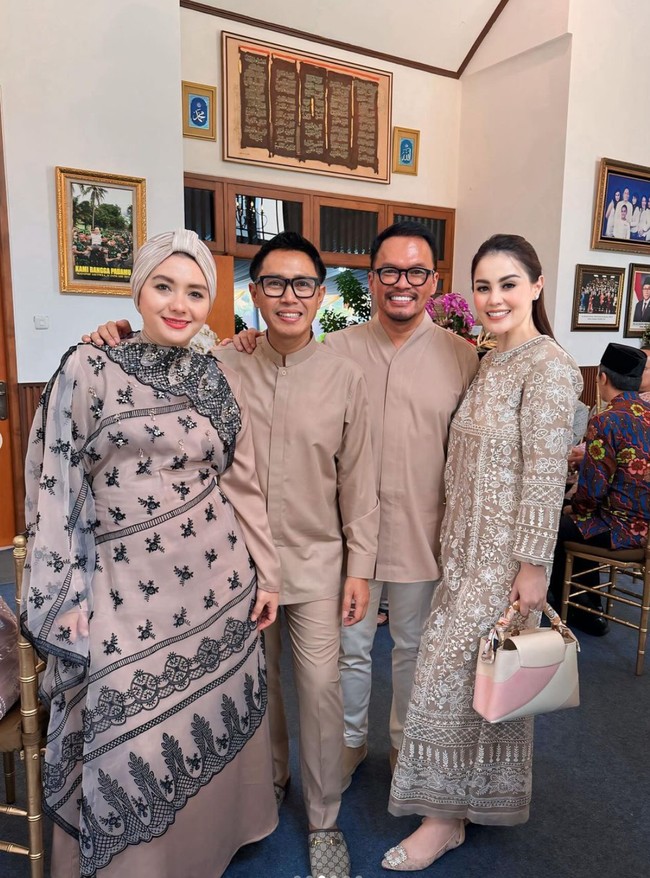 Bersama sang suami, Jedun terlihat ikut merayakan Lebaran dengan beberapa artis dan kerabatnya, salah satunya Eko Patrio dan istrinya. Foto: Instagram/@jeje_haris89