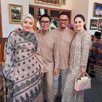 Bersama sang suami, Jedun terlihat ikut merayakan Lebaran dengan beberapa artis dan kerabatnya, salah satunya Eko Patrio dan istrinya. Foto: Instagram/@jeje_haris89