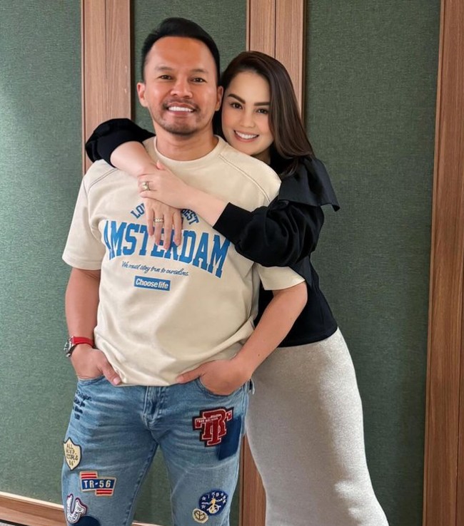 Jennifer juga kerap memamerkan kemesraannya dengan sang suami. Dalam foto terlihat Jennifer merangkul mesra suaminya dari belakang. Foto: Instagram/@jeje_haris89