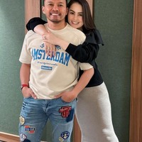 Jennifer juga kerap memamerkan kemesraannya dengan sang suami. Dalam foto terlihat Jennifer merangkul mesra suaminya dari belakang. Foto: Instagram/@jeje_haris89