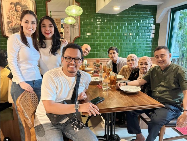 Dalam unggahan terbarunya Jedun tampak memamerkan potret perayaan ulang tahun sang suami. Ultah Faisal itu tampak dirayakan dengan makan-makan bersama para kerabatnya. Foto: Instagram/@jeje_haris89