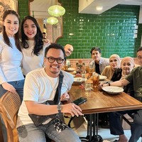 Dalam unggahan terbarunya Jedun tampak memamerkan potret perayaan ulang tahun sang suami. Ultah Faisal itu tampak dirayakan dengan makan-makan bersama para kerabatnya. Foto: Instagram/@jeje_haris89