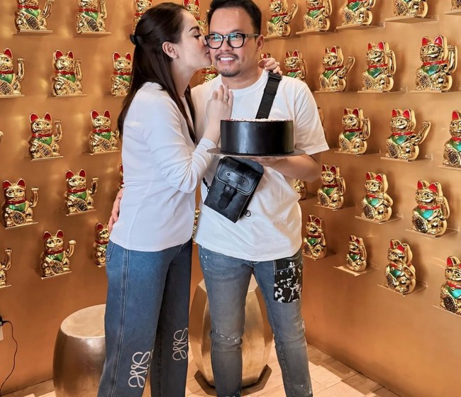 Kompak mengenakan kaos putih dan celana panjang jeans, Jedun memamerkan kemesraan di hari ultah suaminya. Foto: Instagram/@jeje_haris89