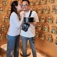 Kompak mengenakan kaos putih dan celana panjang jeans, Jedun memamerkan kemesraan di hari ultah suaminya. Foto: Instagram/@jeje_haris89