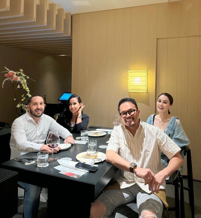 Banyak netizen memuji penampilan Jennifer Dunn kini yang makin cantik dengan tubuh langsing dan pipi tirusnya. Kurus deh skrg dulu agak isi, komentar salah seorang netizen. Cantik bgt mommy jeje, tambah komentar lain. Foto: Instagram/@jeje_haris89