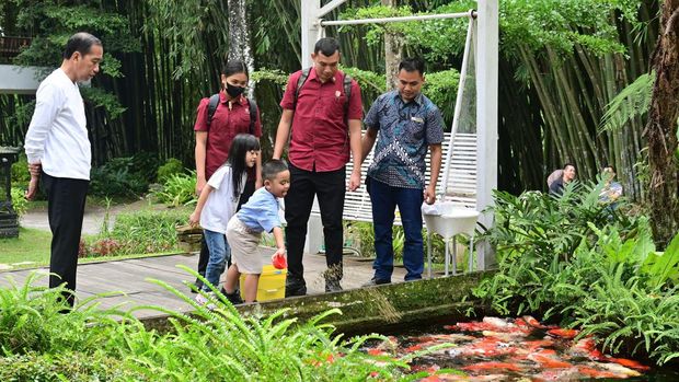 Jokowi berakhir pekan dengan mengajak ketiga cucunya wisata satwa di Deli Serdang, Sumut.