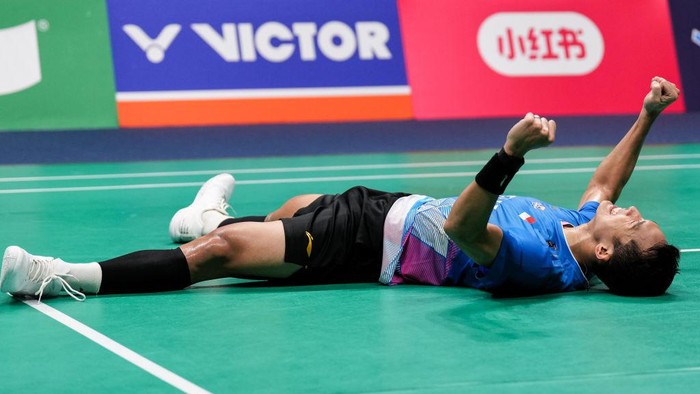 NINGBO, CHINA - APRIL 14: Jonatan Christie of Indonesia celebrates the victory in the Mens Singles Final match against Li Shifeng of China during day six of the 2024 BAC Badminton Asia Championships at Ningbo Olympic Sports Centre on April 14, 2024 in Ningbo, China. (Photo by Shi Tang/Getty Images)