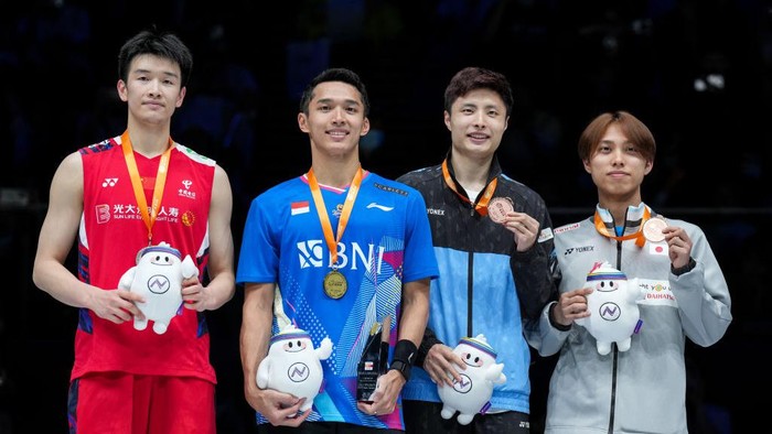 NINGBO, CHINA - APRIL 14: (L-R) Li Shifeng of China, Jonatan Christie of Indonesia, Shi Yuqi of China and Kodai Naraoka of Japan pose with the medals on the podium during day six of the 2024 BAC Badminton Asia Championships at Ningbo Olympic Sports Centre on April 14, 2024 in Ningbo, China. (Photo by Shi Tang/Getty Images)
