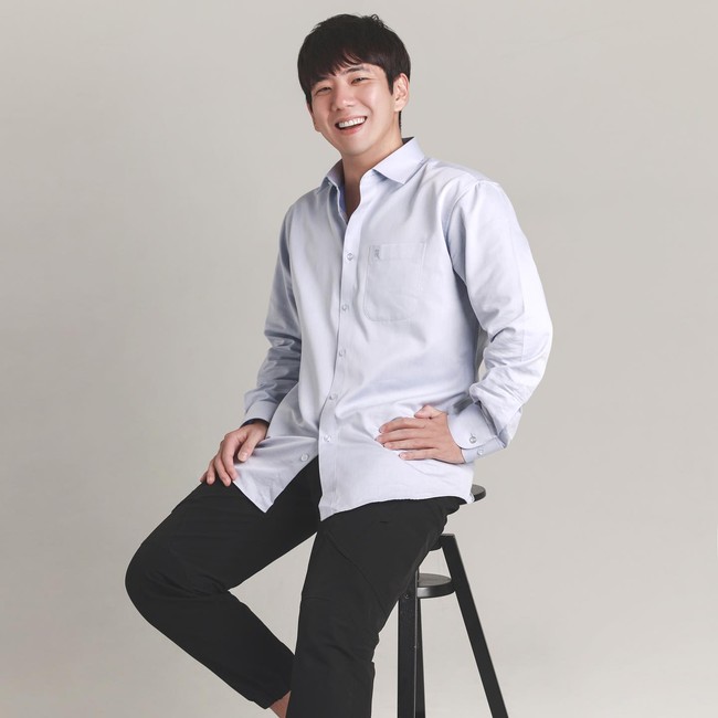 Jisoo memiliki seorang kakak lelaki berusia 35 tahun bernama Jung Hoon. Sejak terungkap merupakan oppa dari Jisoo, Jung Hoon jadi sorotan para Blink (fans BLACKPINK) yang membuat ikut kebanjiran follower. Foto: Instagram @hun_yaaa