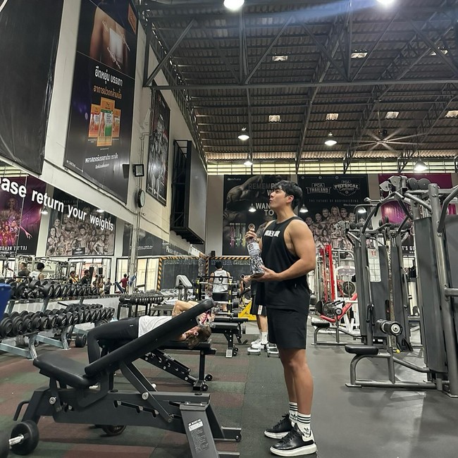 Jisoo versi laki, Dari atas sampai bawah full alo, support sister ya bang, Wajah Bebelac tubuh LMen, tulis netizen di kolom komentar. Foto: Instagram @hun_yaaa