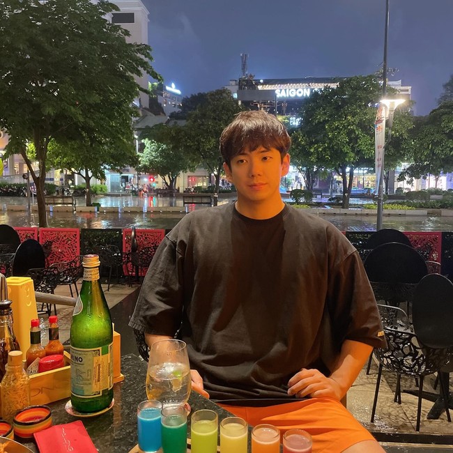 Dalam foto yang diunggah baru-baru ini, Jung Hoon tampil dengan bentuk tubuh yang lebih besar dan kekar. Hal tersebut terlihat jelas dalam sebuah postingan yang menunjukkan dirinya menikmati pertandingan basket.Gayanya kala itu semakin jadi perhatian karena ia mengenakan outfit dari brand alo yang mana Jisoo adalah brand ambassador-nya.Foto: Instagram @hun_yaaa