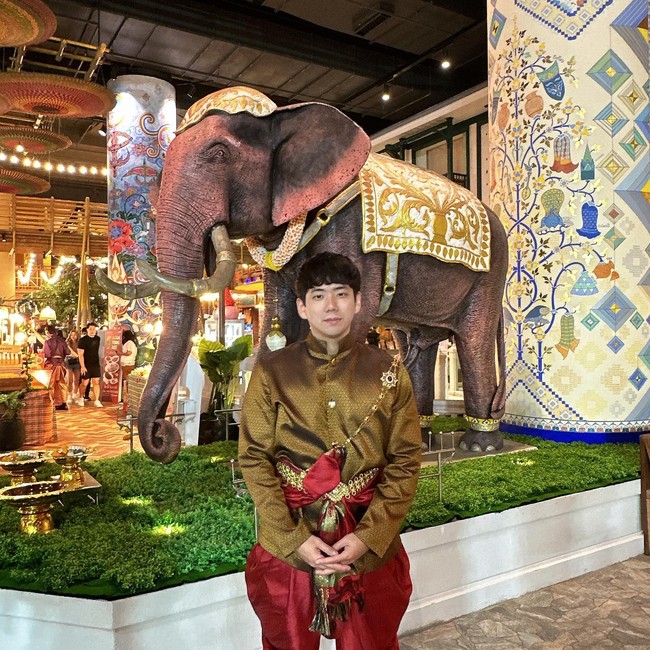 Dukungan Jung Hoon untuk Jisoo sendiri bukan hanya pada brand yang mensponsori adiknya. Jung Hoon diketahui merupakan CEO dari Biomom. Blisoo, agensi yang kini memanajeri Jisoo bernaung di bawah perusahaan healthy food Korea Selatan tersebut. Berkat Jisoo, Biomom merambah dunia entertainment dengan membangun startup di bidang hiburan. Foto: Instagram @hun_yaaa