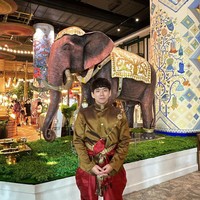 Dukungan Jung Hoon untuk Jisoo sendiri bukan hanya pada brand yang mensponsori adiknya. Jung Hoon diketahui merupakan CEO dari Biomom. Blisoo, agensi yang kini memanajeri Jisoo bernaung di bawah perusahaan healthy food Korea Selatan tersebut. Berkat Jisoo, Biomom merambah dunia entertainment dengan membangun startup di bidang hiburan. Foto: Instagram @hun_yaaa