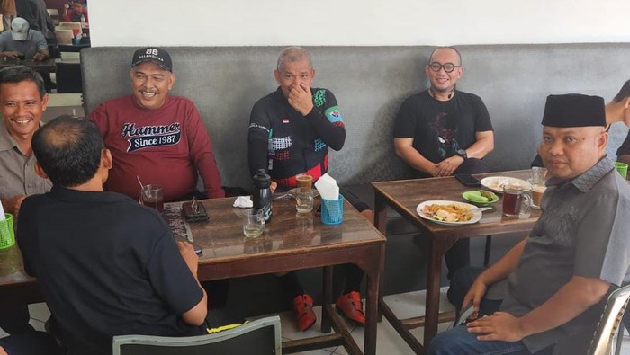 Juru Bicara (Jubir) dari Prabowo Subianto, Dahnil Anzar Simanjuntak bertemu dengan Sekretaris PDI Perjuangan (PDIP) Sumut Sutarto (tengah) di salah satu warung kopi di Medan. (dok. Istimewa)